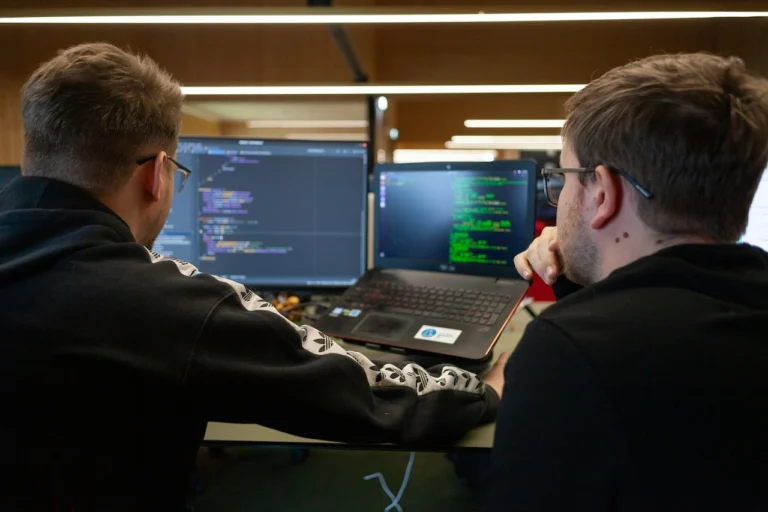 developer-working-with-AI