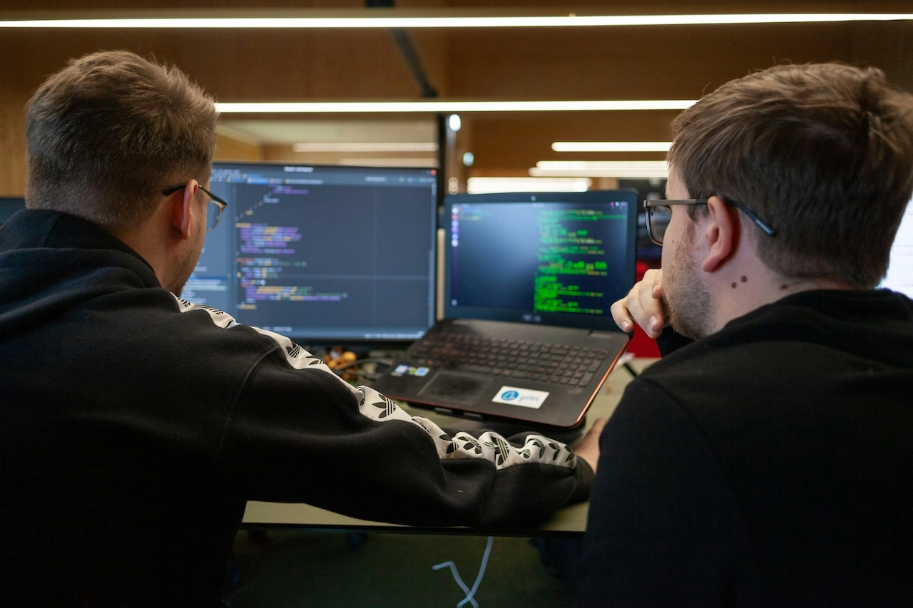 developer-working-with-AI