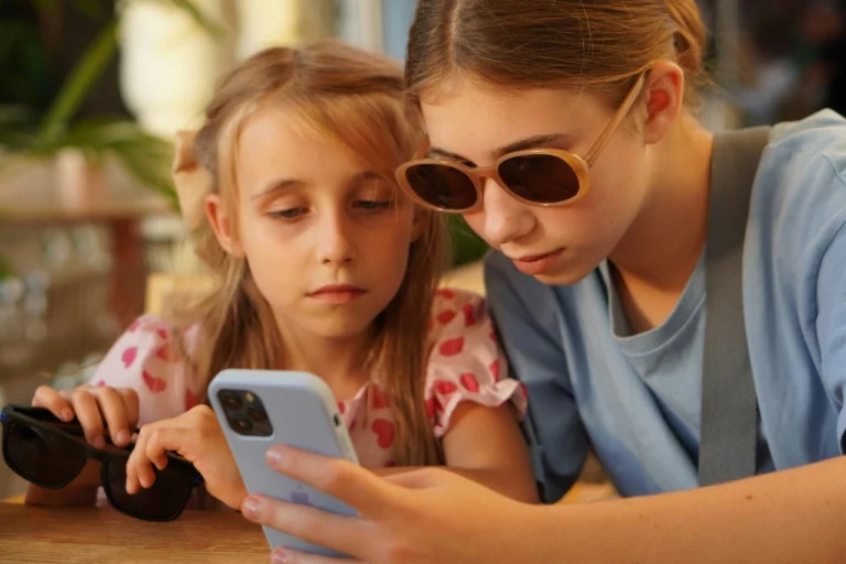 kids-using-social-media