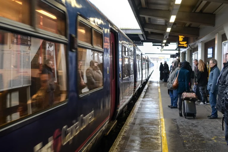 train-station-crowd