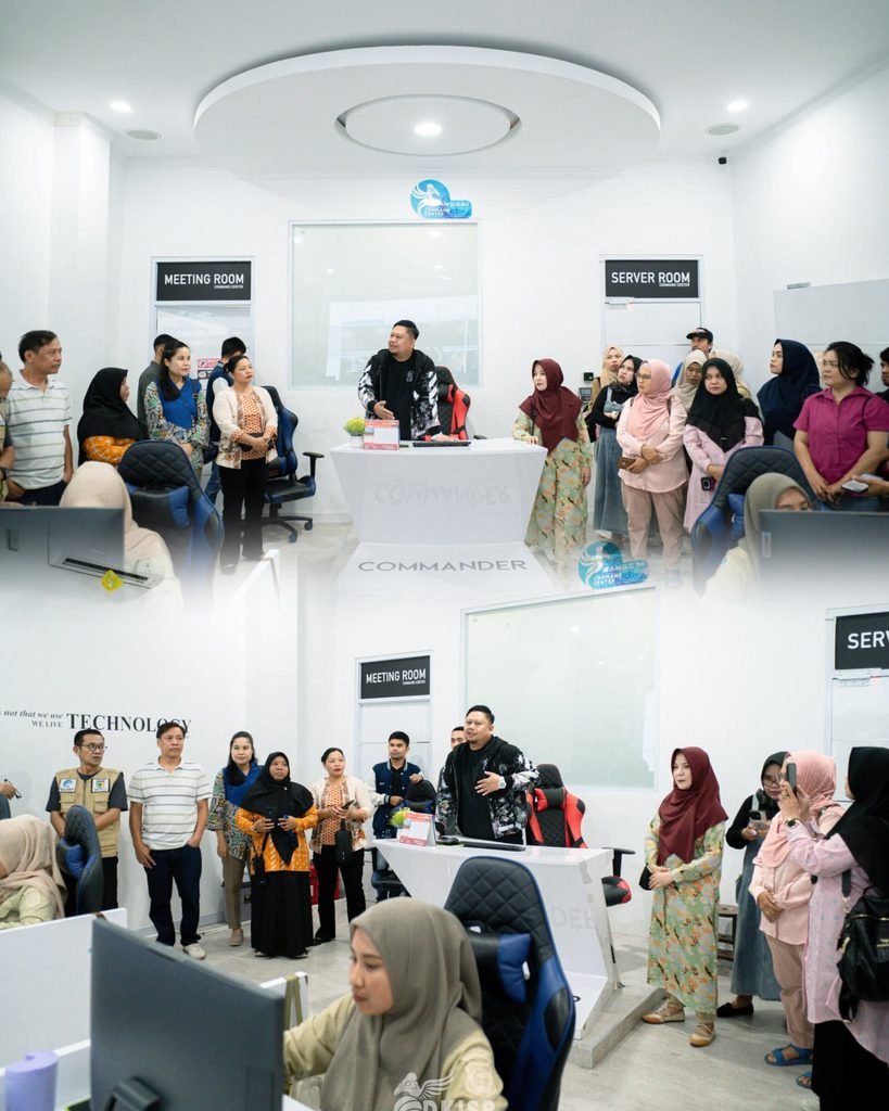 Kepala DKISP Kabupaten Banggai memberikan penjelasan di ruang Banggai Command Center kepada rombongan Dinas Kominfo Kota Palu, 17 Oktober 2026