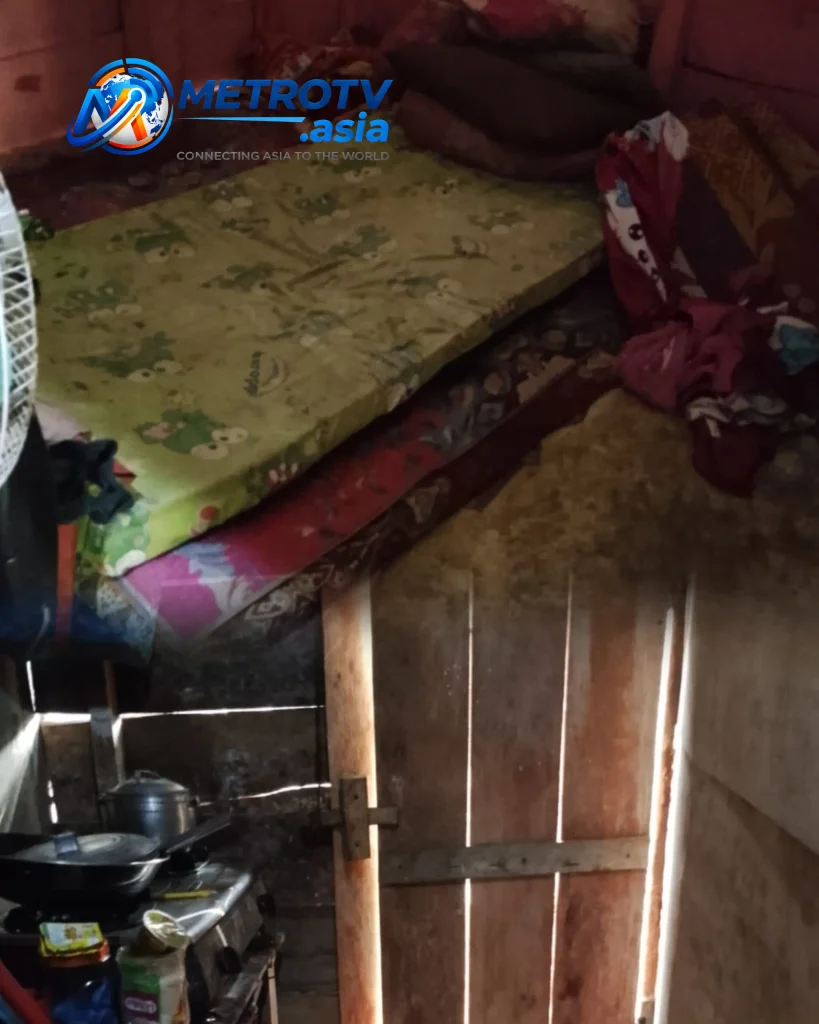 Kondisi bagian dalam rumah tempat tinggal Tensy dan Elduwi Saputra di Desa Datar Lebar I, Kecamatan Lungkang Kule, Kabupaten Kaur yang memprihatinkan dan belum tersentuh bantuan