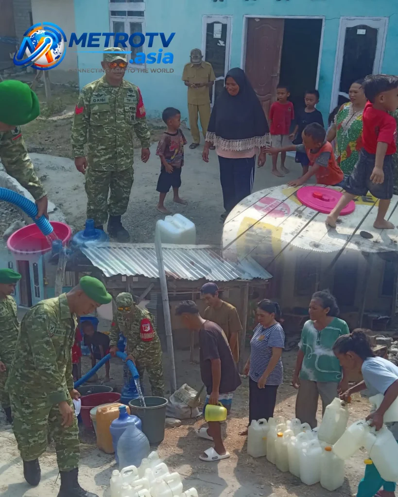 Kolase foto kegiatan Babinsa Koramil 1306-07/Tawaeli menyalurkan air bersih kepada warga Kelurahan Baiya, Kota Palu yang terdampak kekeringan