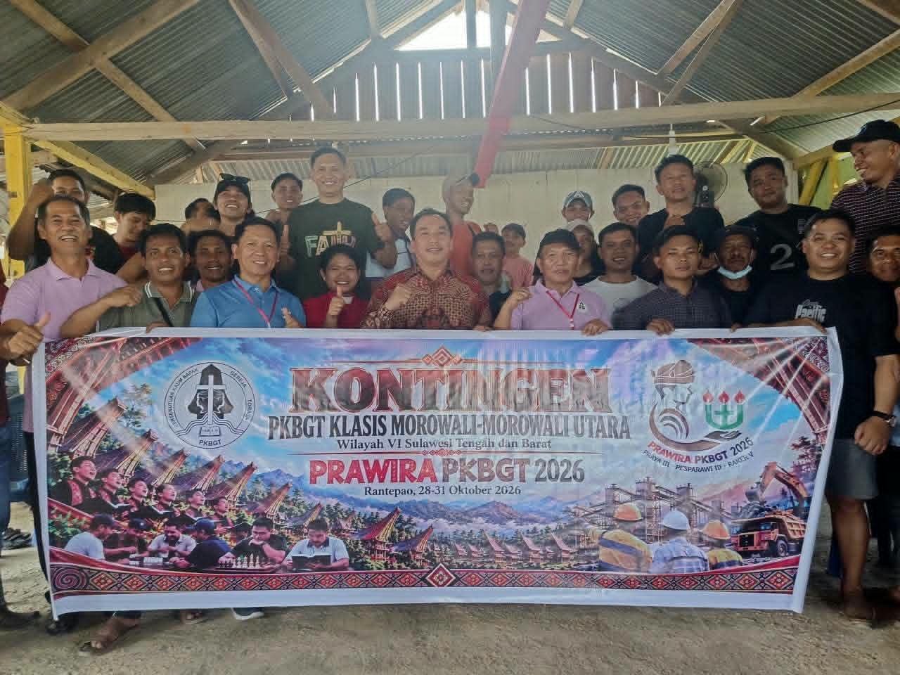 75 anggota kontingen PKBGT Klasis Morowali–Morowali Utara berfoto bersama usai prosesi pelepasan menuju kegiatan PRAWIRA di Toraja Utara, 25 Oktober 2026