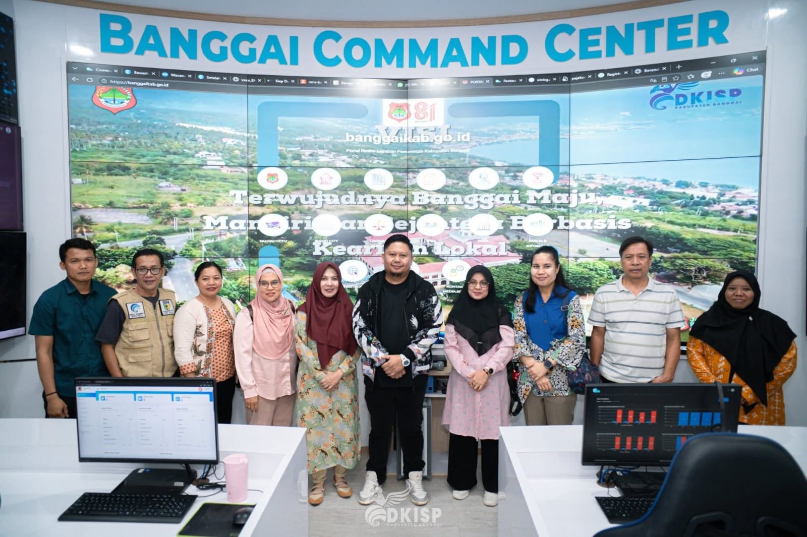 Kepala DKISP Banggai beserta jajaran dan rombongan Dinas Kominfo Kota Palu berfoto bersama di ruang Banggai Command Center, 17 Oktober 2026