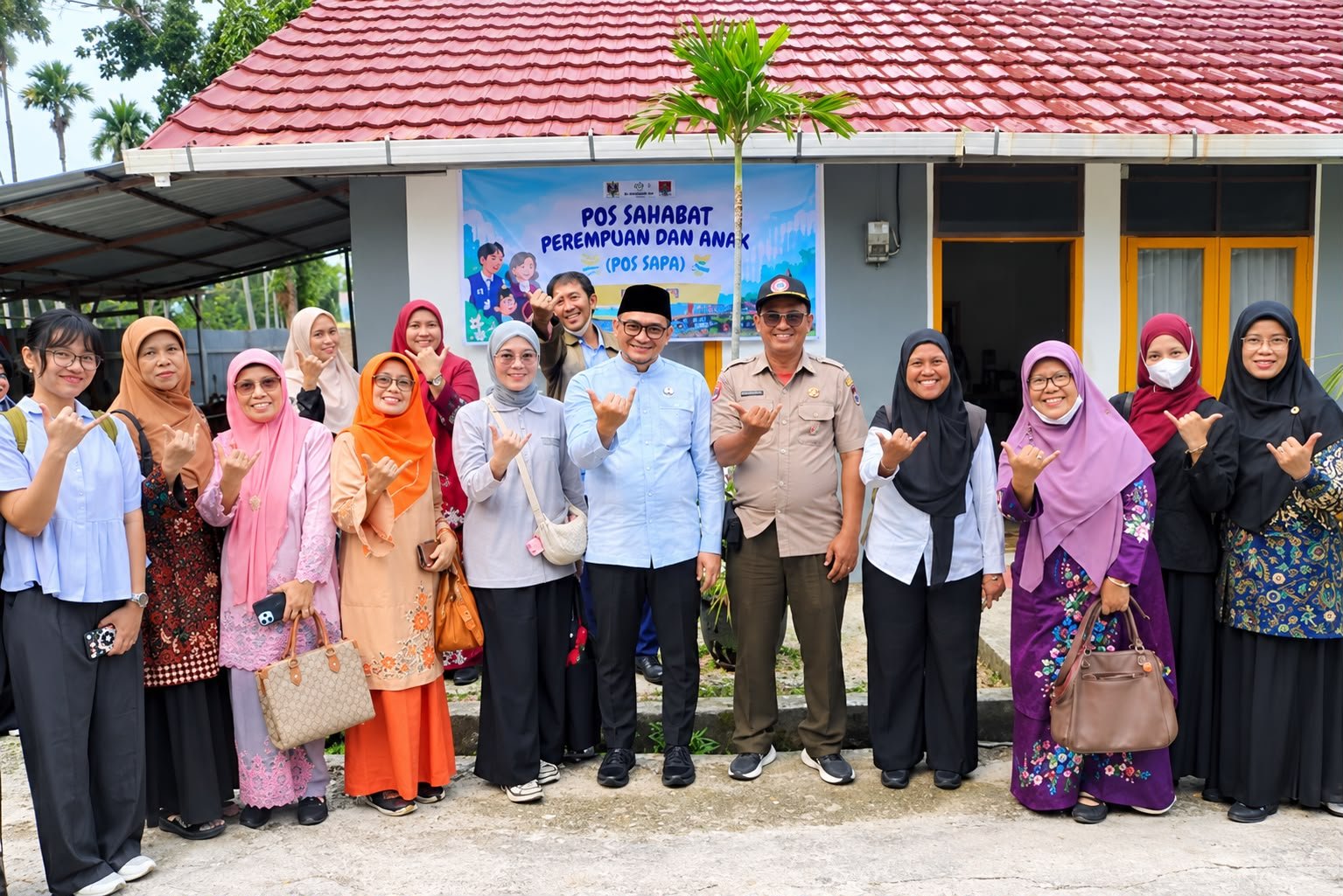 Rombongan Kementerian PPPA, Pemkot Padang, dan calon petugas berfoto bersama di depan Pos SAPA Huntara Lubuk Buaya, Kota Padang, 16 Oktober 2026