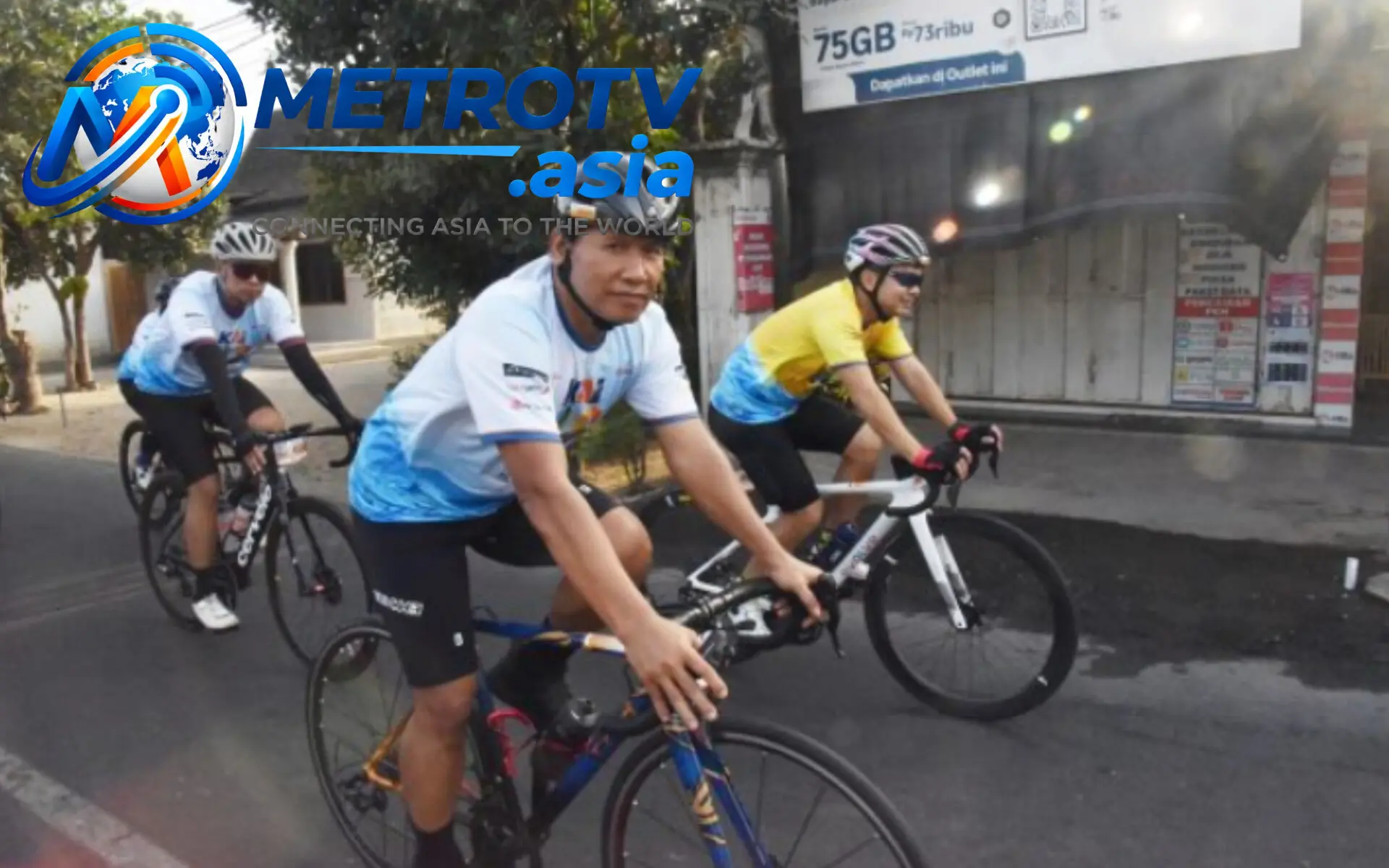 Plt Bupati Tulungagung H. Ahmad Baharudin, S.M., M.M., bersama peserta lain saat mengikuti kegiatan sepeda sehat KAI JLS 100 di jalan raya Kabupaten Tulungagung, Minggu 18 Oktober 2026