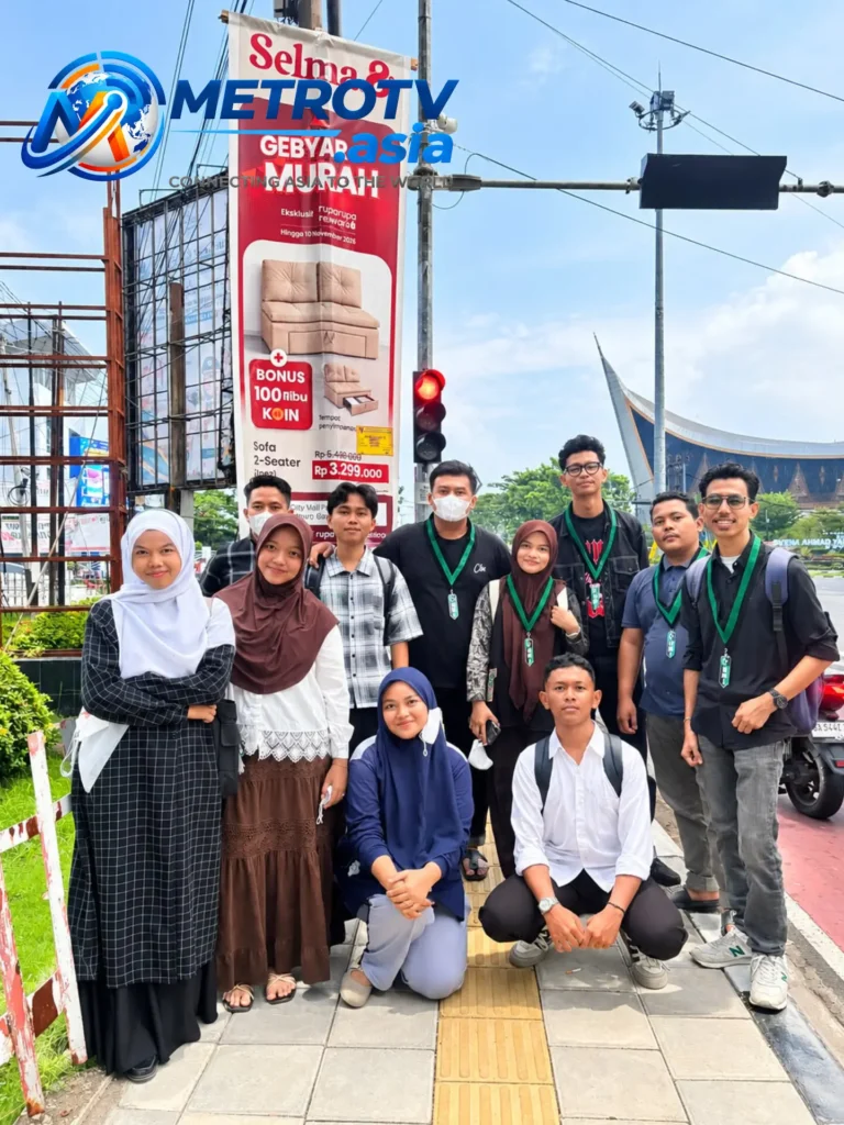 Rombongan pengurus dan anggota HMI Cabang Padang berfoto bersama saat melaksanakan aksi pembagian masker gratis di tengah Kota Padang