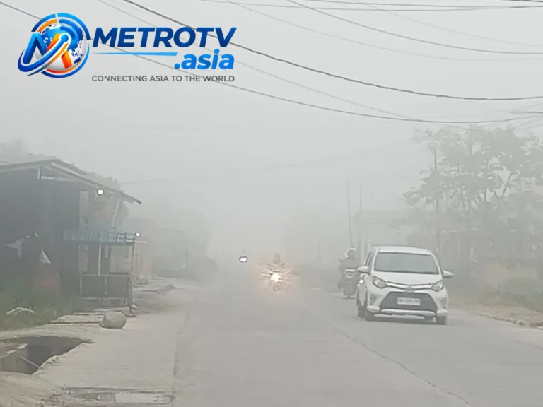 Jalan raya tertutup kabut asap pekat di kawasan Kabupaten Kerinci dan Kota Sungai Penuh, Jambi, mengurangi jarak pandang pengguna kendaraan pada pagi hari