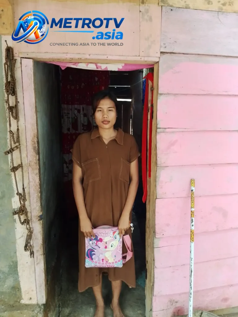 Tensy berdiri di depan rumah sederhananya di Desa Datar Lebar I, Kecamatan Lungkang Kule, Kabupaten Kaur, mengaku belum pernah menerima bantuan apa pun dari pemerintah