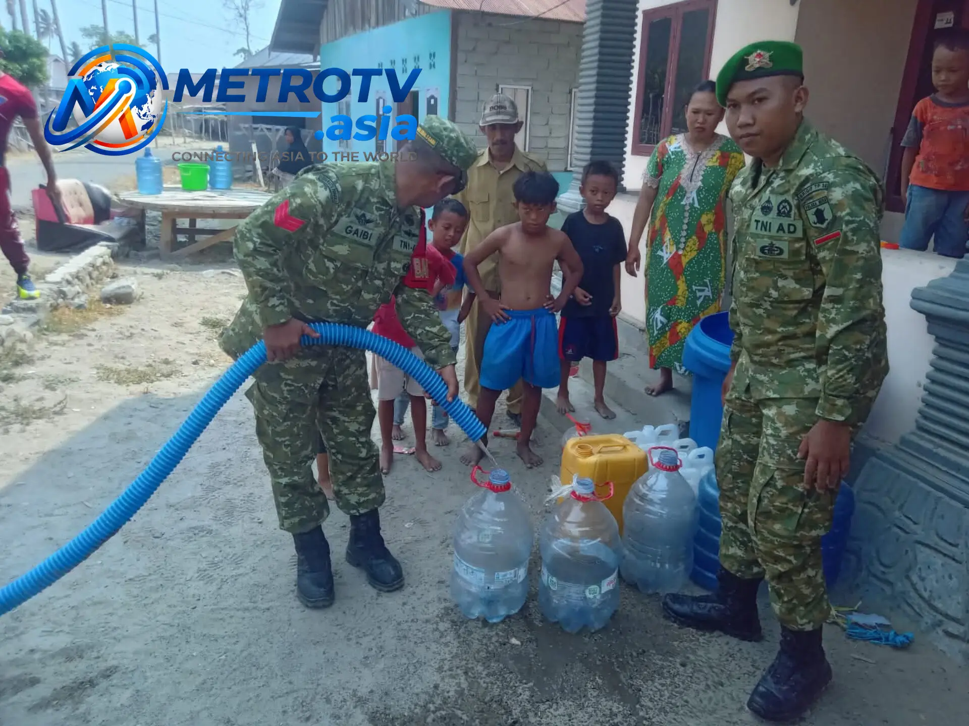 Babinsa Koramil 1306-07/Tawaeli Kopral Kepala Moh Iqbal menyalurkan air bersih kepada warga Kelurahan Baiya, Kecamatan Tawaeli, Kota Palu yang terdampak kekeringan