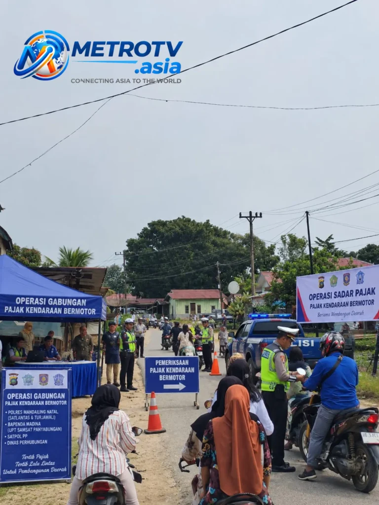 Petugas gabungan dari Polres Mandailing Natal, Bapenda, Satpol PP, dan Dinas Perhubungan melakukan pemeriksaan pajak kendaraan bermotor di Desa Sinunukan IV, Kecamatan Sinunukan