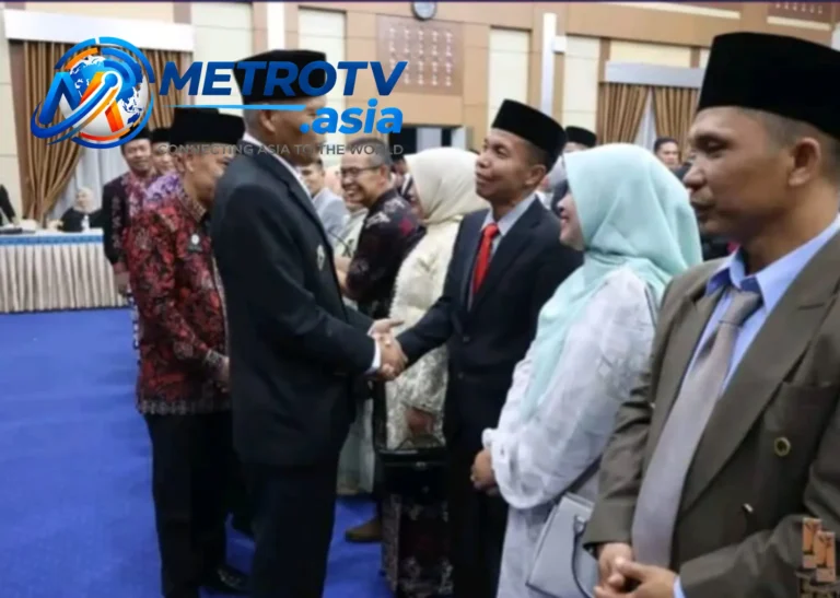 Wakil Wali Kota Sungai Penuh Azhar Hamzah bersalaman dengan salah satu kepala sekolah yang baru saja dilantik di Aula Balai Kota Sungai Penuh, Selasa 20 Oktober 2026