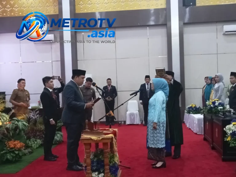 Prosesi pengucapan sumpah/janji jabatan Hj. Helneti Mesra, S.Pd., yang resmi dilantik sebagai anggota DPRD Kota Sungai Penuh melalui PAW Partai NasDem, Selasa 20 Oktober 2026