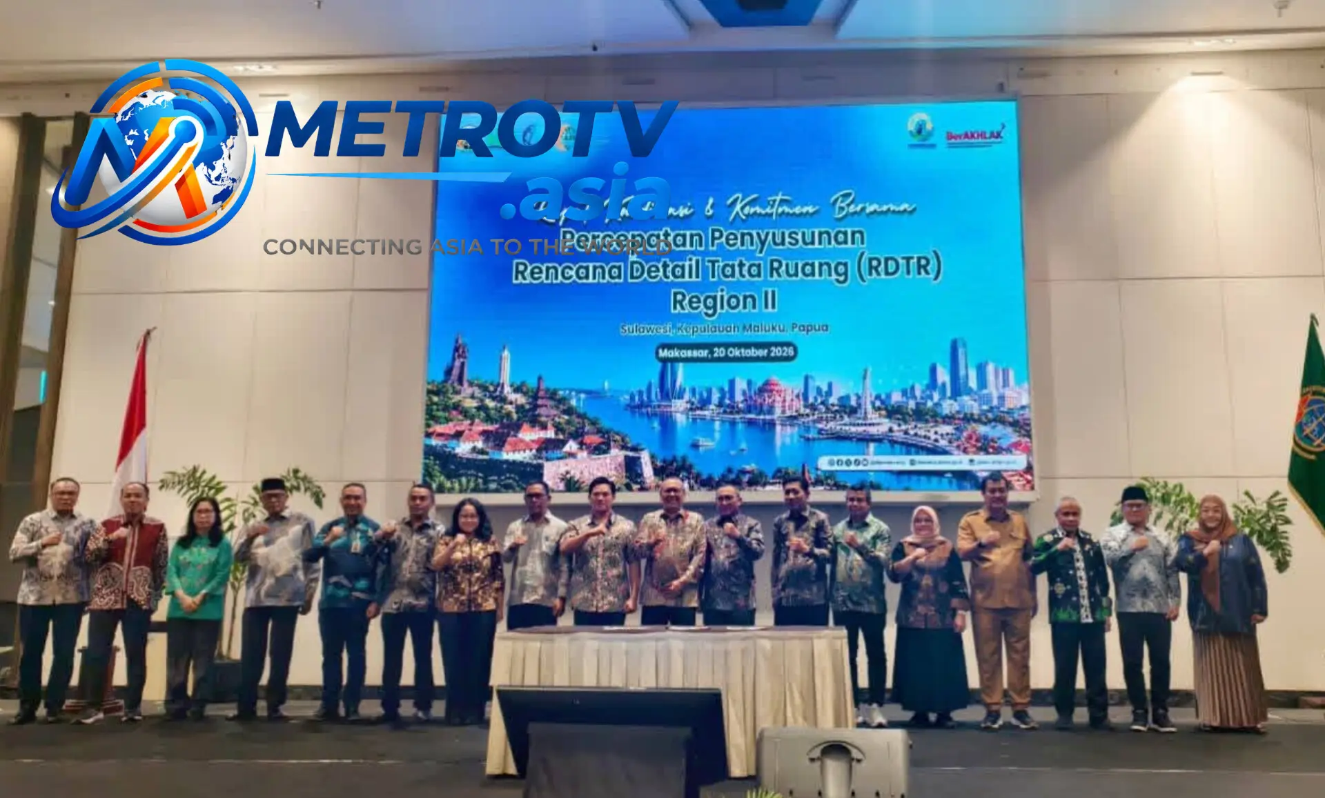 Para peserta berfoto bersama dalam Rapat Koordinasi Percepatan Penyusunan RDTR Region II di Makassar, Selasa 20 Oktober 2026. Bupati Buol Risharyudi Triwibowo turut hadir dalam kegiatan tersebut