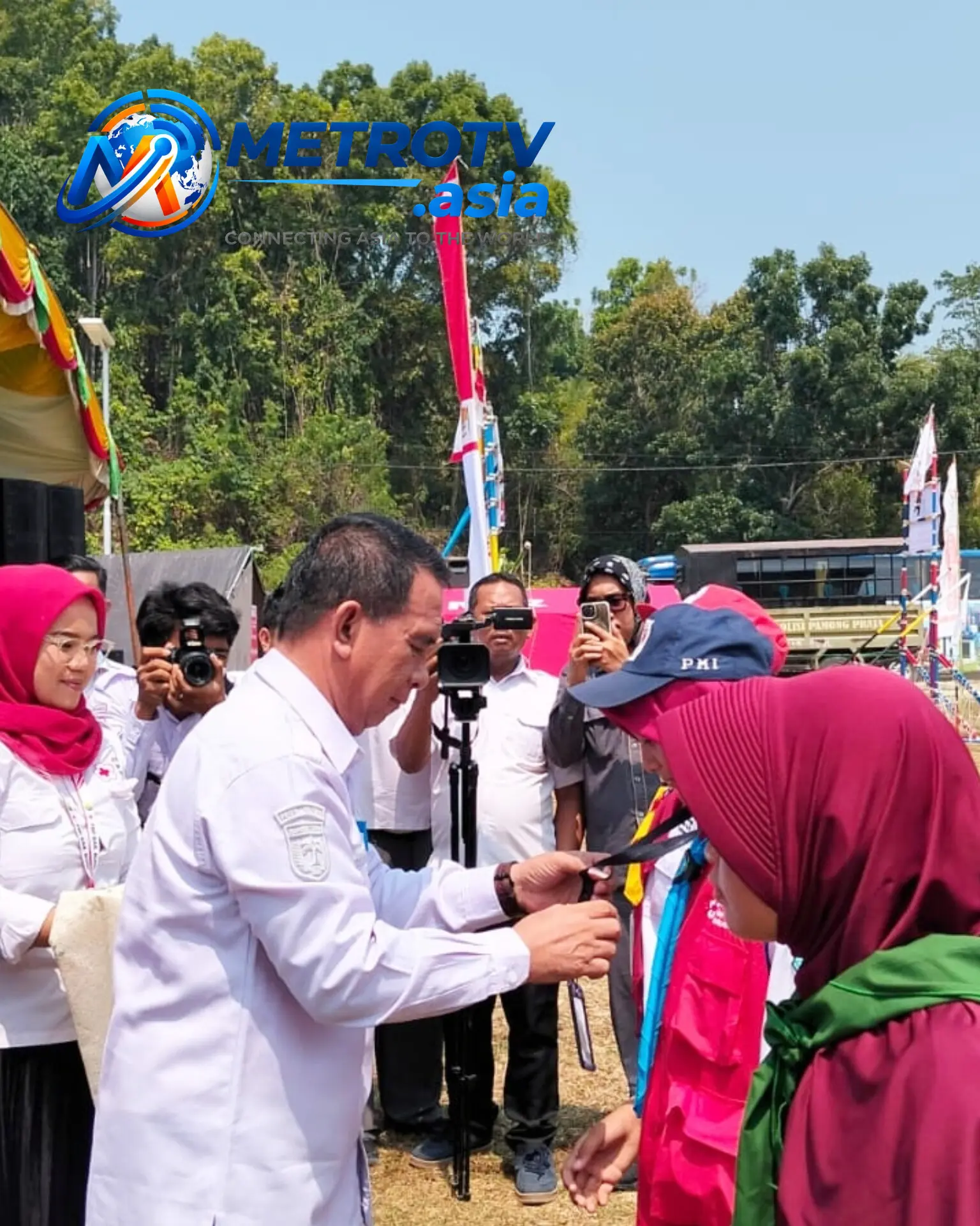 Wakil Bupati Buol Dr. Moh. Nasir Dj. Daimaroto menyerahkan lencana penghargaan kepada peserta Palang Merah Remaja dalam pembukaan KEMBARA IV PMR PMI 2026 di Bukit Sanzibar, Rabu 21 Oktober 2026