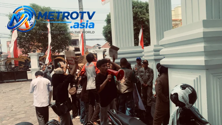 Massa aksi SAMURAI Maluku Utara berkumpul di depan kediaman Gubernur Maluku Utara, Rabu 21 Oktober 2026, menyuarakan tuntutan terkait dugaan kerugian petani kelapa