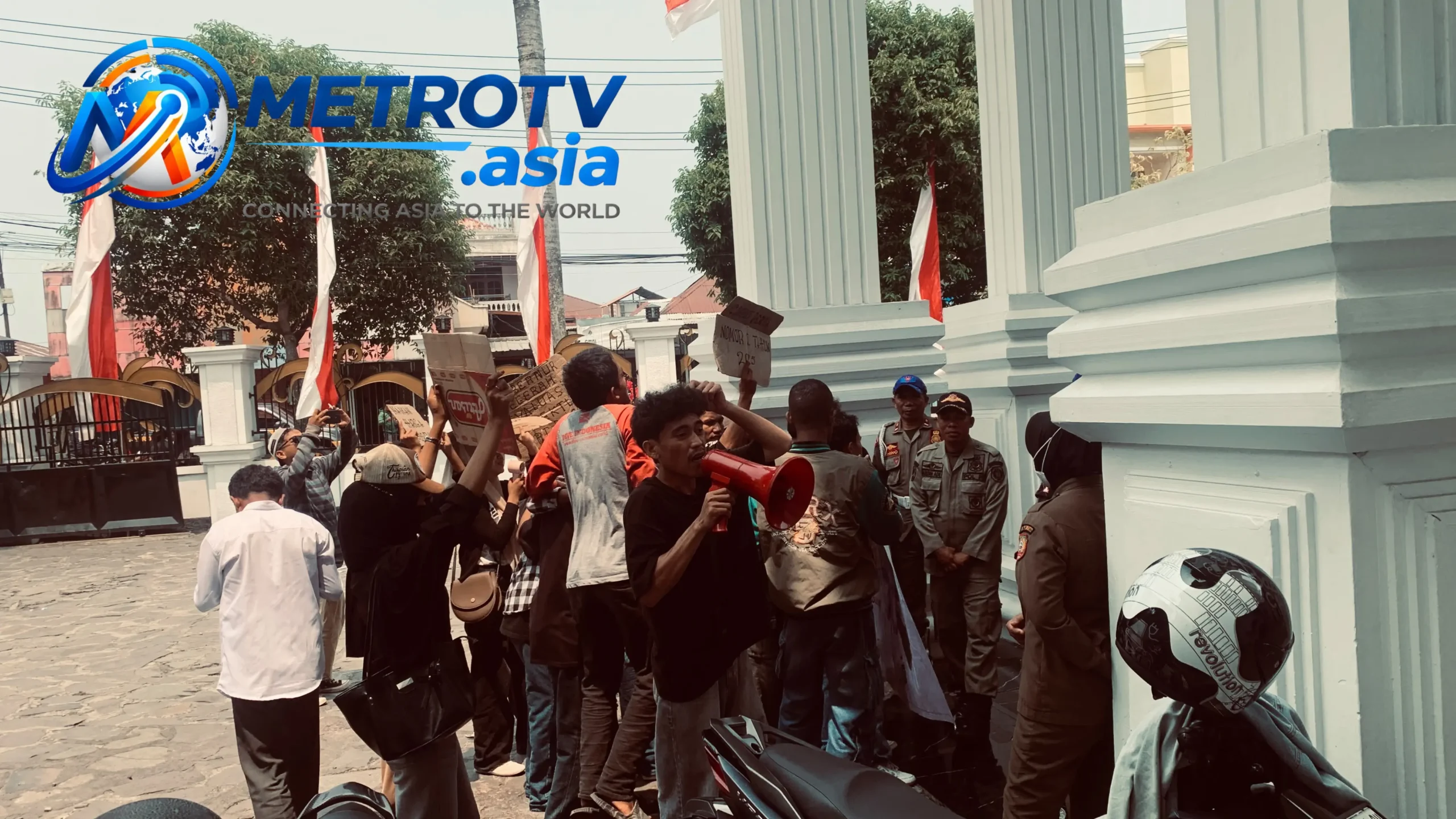 Massa aksi SAMURAI Maluku Utara berkumpul di depan kediaman Gubernur Maluku Utara, Rabu 21 Oktober 2026, menyuarakan tuntutan terkait dugaan kerugian petani kelapa