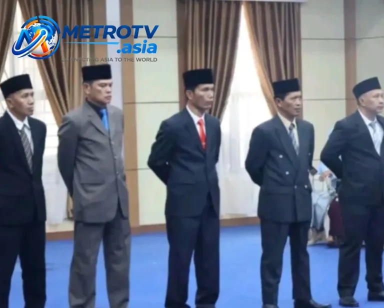 Lima pejabat eselon II yang baru dilantik berdiri dalam barisan saat upacara pelantikan di Aula Kantor Wali Kota Sungai Penuh, Rabu 21 Oktober 2026
