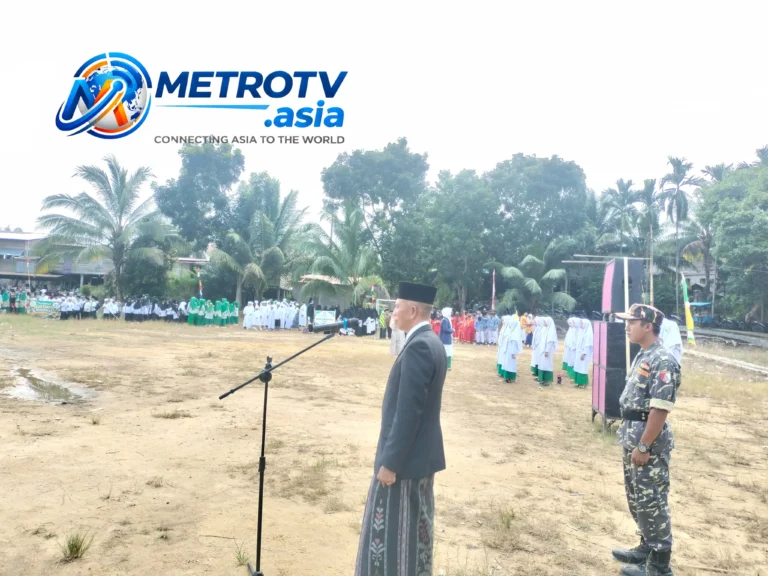 Sekcam Sinunukan Sopian memberikan amanat sebagai pembina upacara peringatan Hari Santri Nasional di Lapangan Terbuka Sinunukan IV, Kabupaten Mandailing Natal