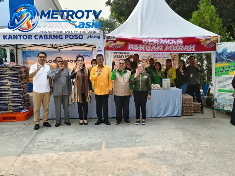 Wakil Bupati Poso H. Soeharto Kandar, Anggota Komisi IV DPR RI Ellen Esther Pelealu, serta jajaran pejabat berfoto bersama di stan Gerakan Pangan Murah di halaman Kantor Bulog Poso, Kamis 22 Oktober 2026