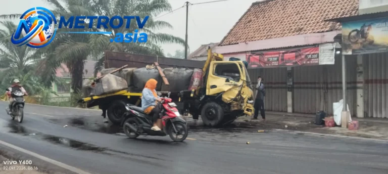 Truk berwarna kuning mengalami kerusakan parah dan solar tumpah di badan jalan akibat kecelakaan di Jalan Lintas Ulak Paceh, Kabupaten Musi Banyuasin, Kamis 22 Oktober 2026