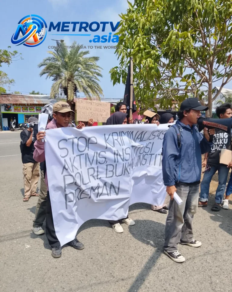 Mahasiswa SAMURAI-MU UNIPAS menggelar aksi unjuk rasa di Morotai, membentangkan spanduk besar bertuliskan "Stop Kriminalisasi Aktivis, Polri Bukan Institusi Preman"