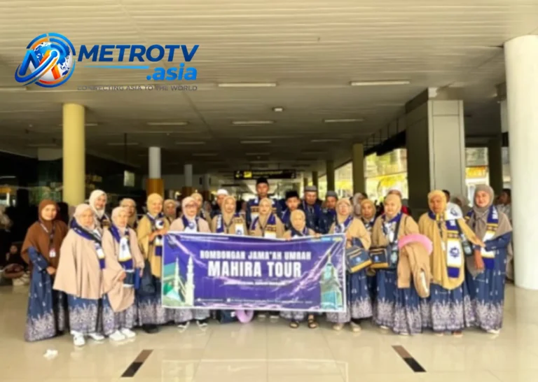 Foto bersama jamaah umrah Mahira Tour sebelum keberangkatan ke Tanah Suci di Bandara Sultan Thaha Saifuddin, Jambi, Kamis 22 Oktober 2026