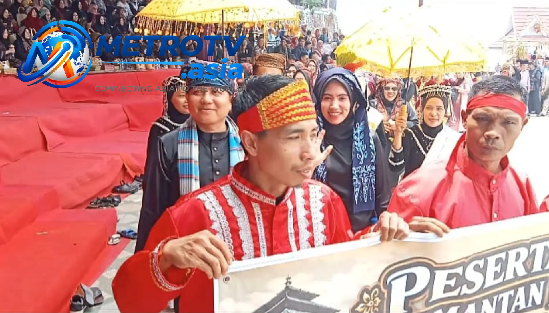 Kontingen Kecamatan Depati Tujuh dengan busana adat khas berparade di Festival Budaya Kerinci 2026, di kawasan Danau Kerinci
