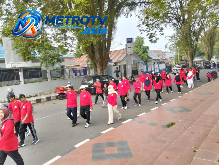Ratusan peserta mengenakan kaos merah berjalan tertib di sepanjang rute Taman Kota Gaukan Moh Salah Bantilan dalam kegiatan Jalan Sehat HUT KKSS Ke-50 Kabupaten Tolitoli, 24 Oktober 2026