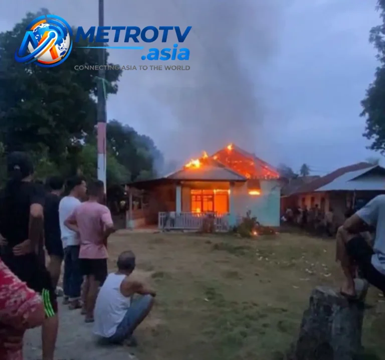 Warga menyaksikan rumah terbakar hebat di Kecamatan Tanjung Kemuning, Kabupaten Kaur, Bengkulu, Minggu 25 Oktober 2026, memicu desak warga agar setiap kecamatan dilengkapi mobil damkar