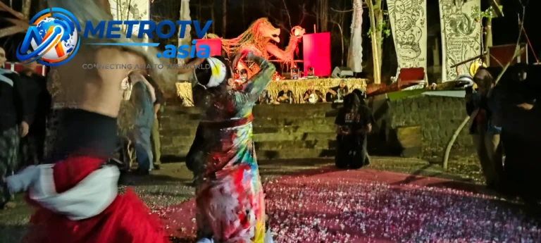 Seniman tampil dengan seni tubuh berwarna-warni di panggung terbuka Waringin Sasmita 2 bertema Jaga Jagad, Goa Selomangleng Kediri, Minggu 25 Oktober 2026