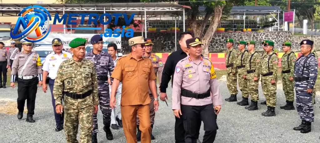 Wakil Bupati Buol bersama Kapolres Buol AKBP Irwan meninjau barisan pasukan gabungan TNI-Polri saat Apel Gelar Pasukan Operasi Patuh Tinombala 2026, Senin 26 Oktober 2026