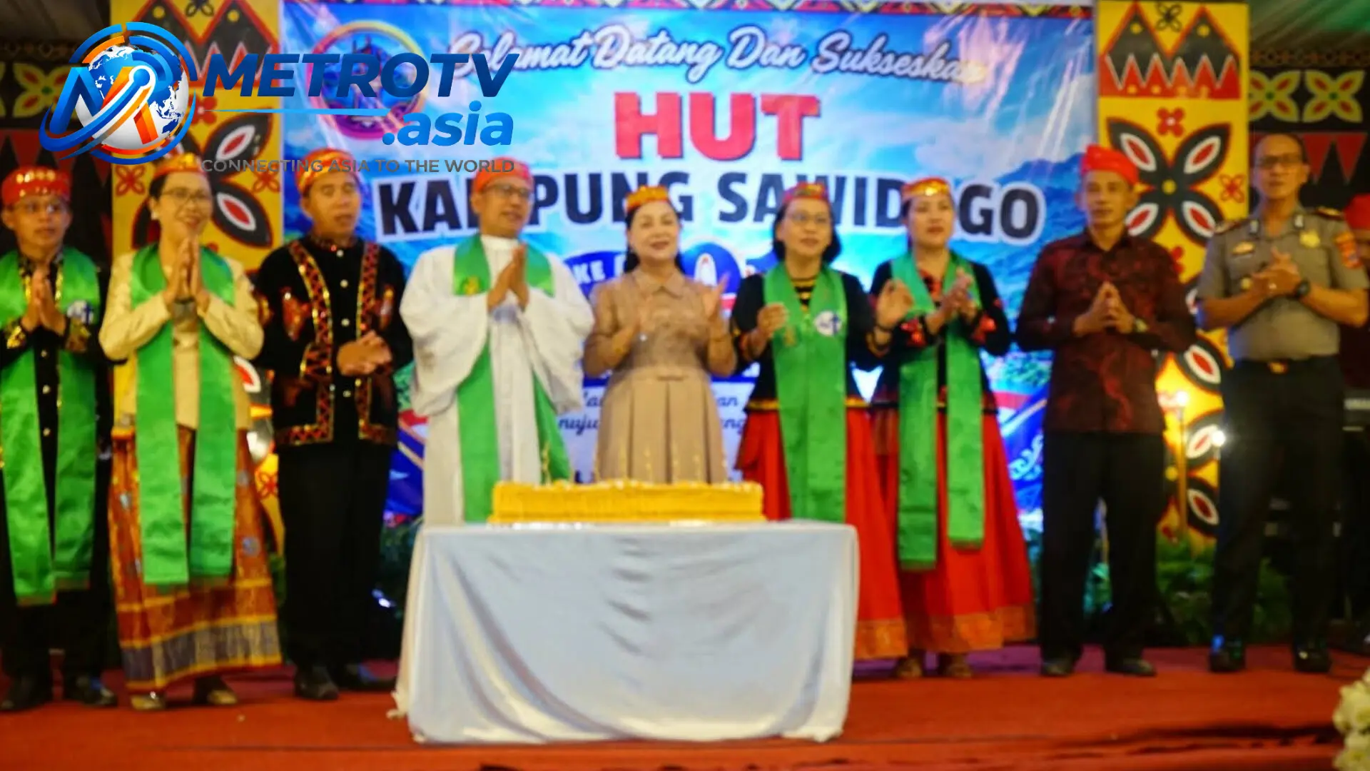 Sekda Poso Ir. Heningsih E.G. Tampai bersama tokoh agama, adat, dan masyarakat Kampung Sawidago saat penutupan HUT ke-101, Minggu 25 Oktober 2026
