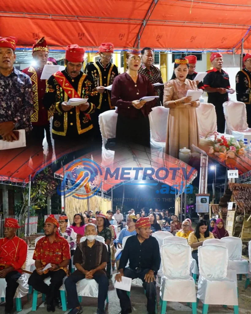 Kolase suasana peringatan HUT ke-101 Kampung Sawidago: tokoh adat dan masyarakat tampil dengan busana tradisional khas, serta warga yang hadir mengikuti kegiatan dengan penuh khidmat, Minggu 25 Oktober 2026