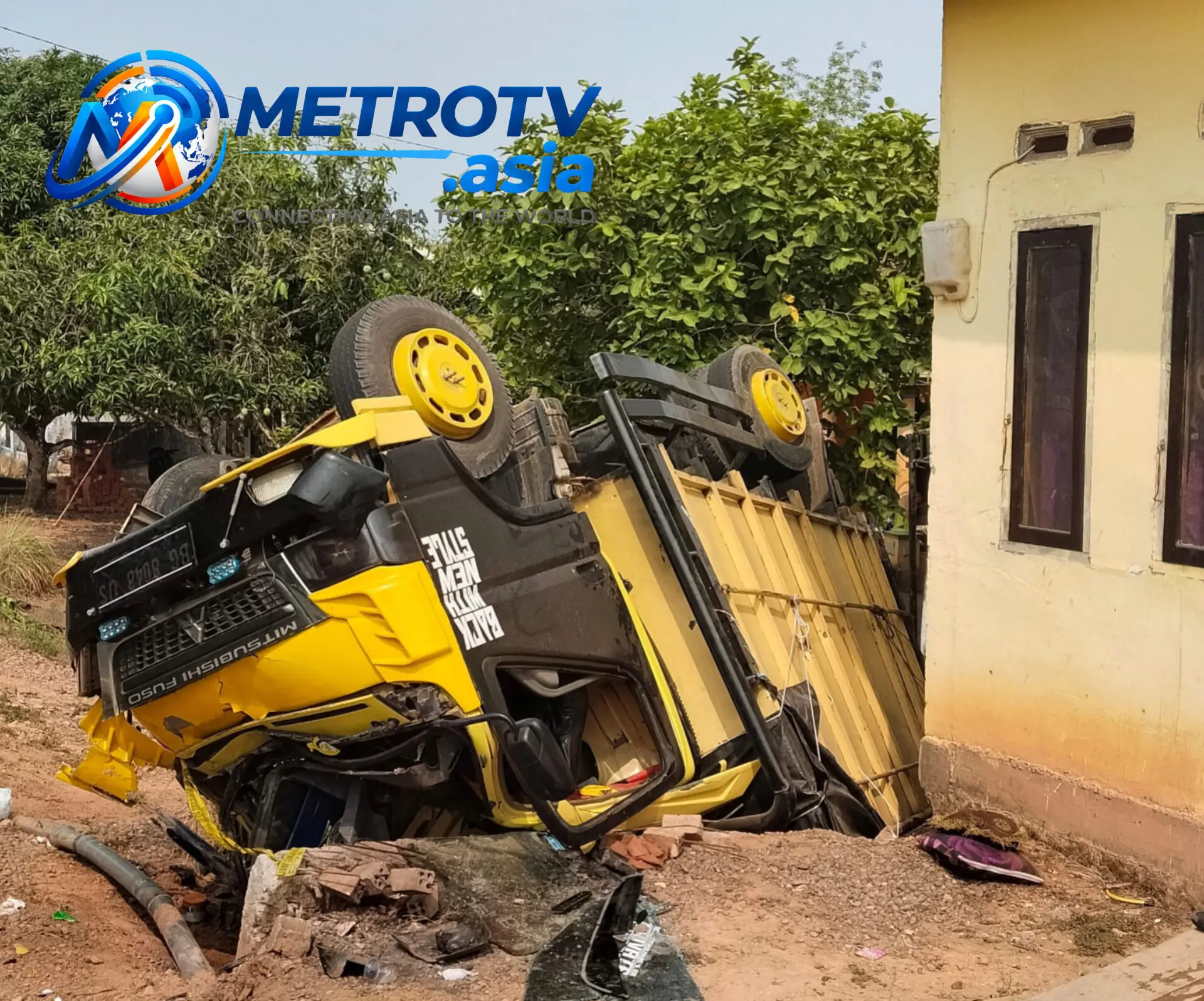 Truk Mitsubishi Fuso kuning nomor polisi BG 8046 DS terbalik di pinggir jalan Tanjung Durian, Kabupaten Musi Banyuasin, Senin 27 Oktober 2026
