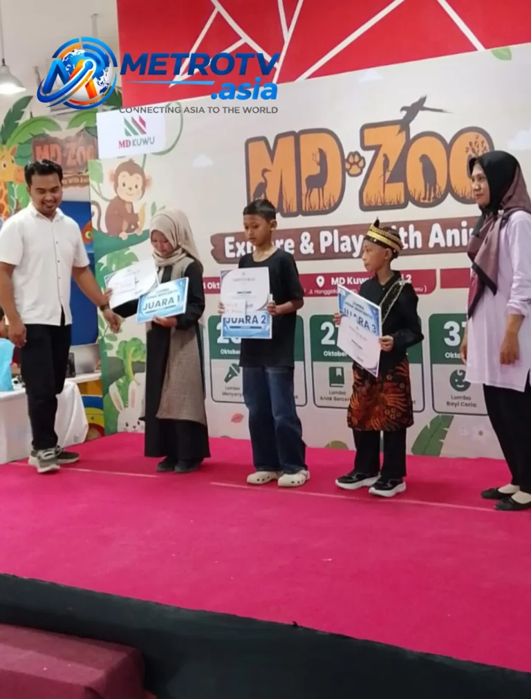 Suasana penyerahan hadiah dan sertifikat kepada para juara Lomba Anak Bercerita di MD Zoo Kuwu, Kecamatan Kradenan, Grobogan, Selasa 27 Oktober 2026