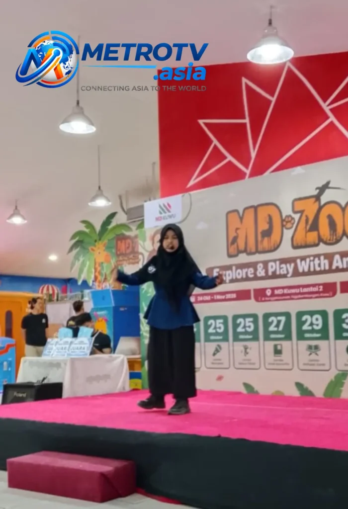 Erlita, siswi SDN 2 Wirosari Grobogan, sedang bercerita dengan percaya diri di panggung Lomba Anak Bercerita MD Zoo Kuwu, Selasa 27 Oktober 2026
