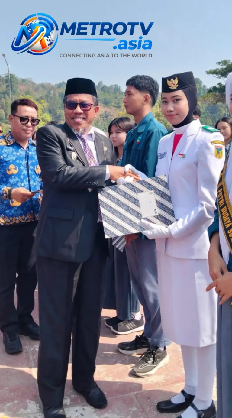 Wakil Bupati Banggai Furqanuddin Masulili menyerahkan hadiah secara simbolis kepada peserta terbaik dalam upacara peringatan Hari Sumpah Pemuda ke-98 di halaman Kantor Bupati Banggai, Luwuk Selatan, 28 Oktober 2026