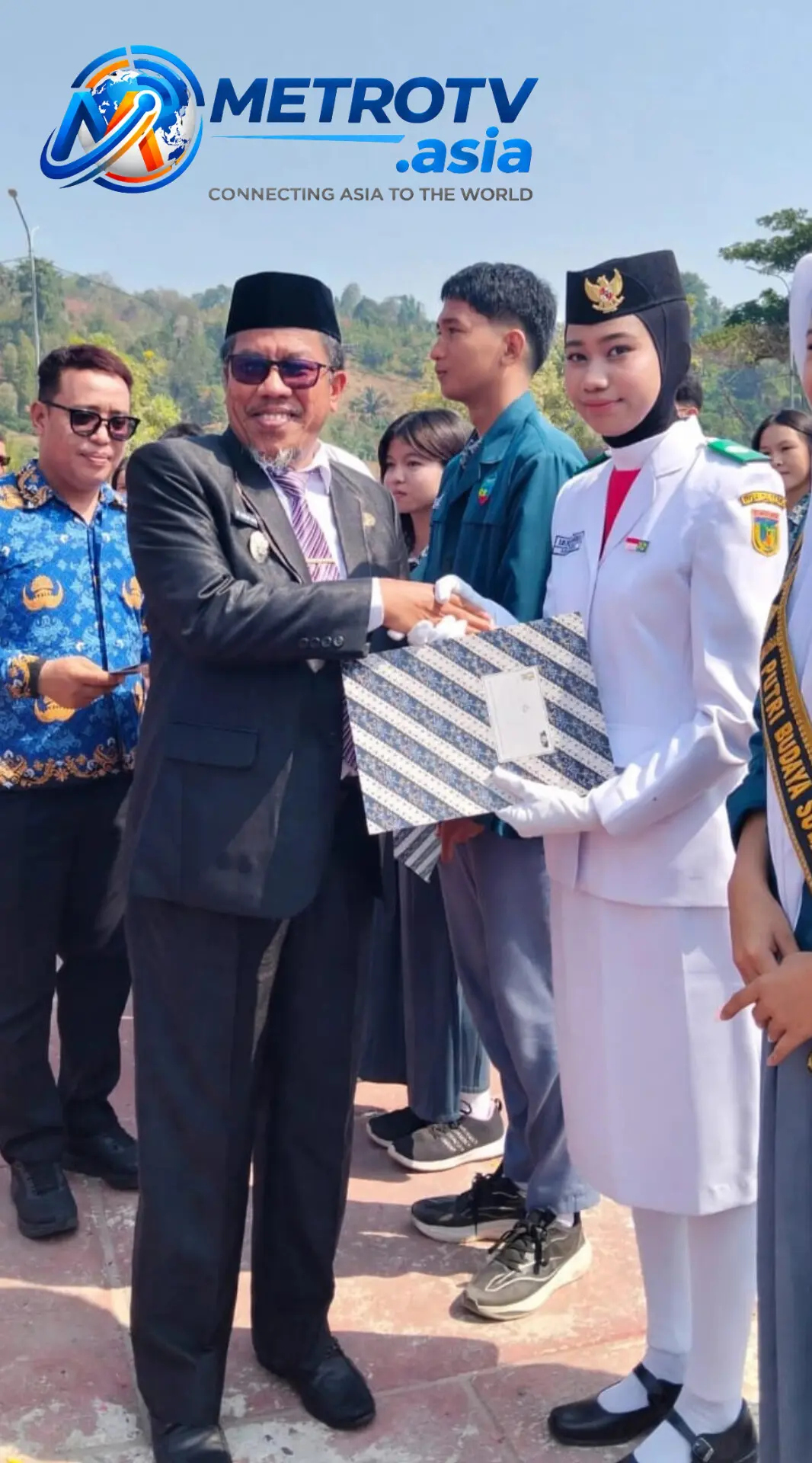 Wakil Bupati Banggai Furqanuddin Masulili menyerahkan hadiah secara simbolis kepada peserta terbaik dalam upacara peringatan Hari Sumpah Pemuda ke-98 di halaman Kantor Bupati Banggai, Luwuk Selatan, 28 Oktober 2026
