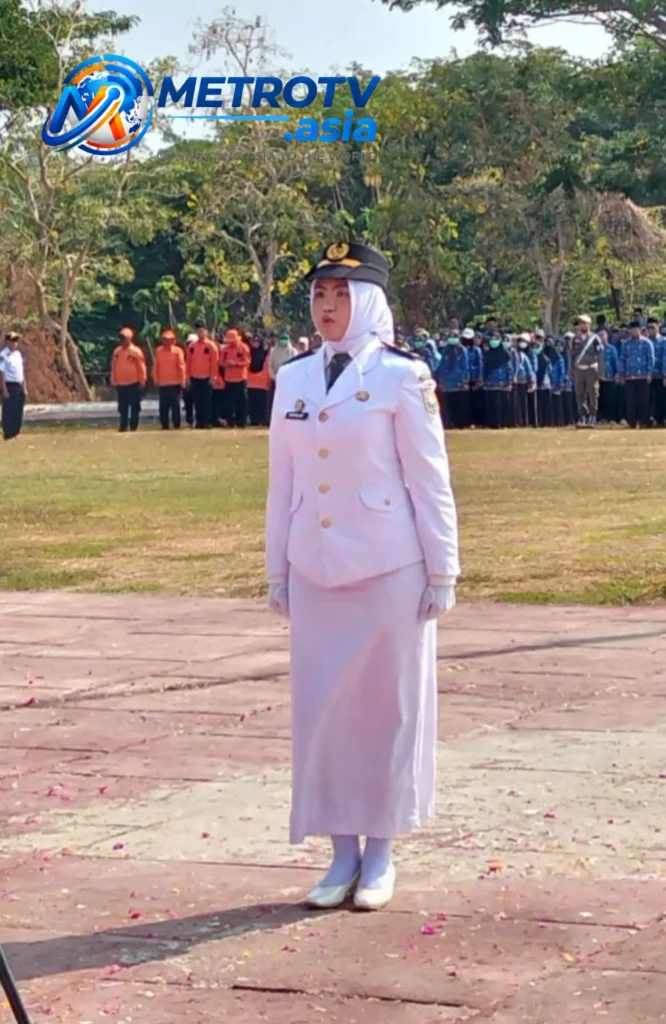 Seorang peserta upacara berdiri tegak dengan khidmat sebagai pemimpin upacara peringatan Hari Sumpah Pemuda ke-98 di halaman Kantor Bupati Banggai, Luwuk Selatan, Rabu 28 Oktober 2026