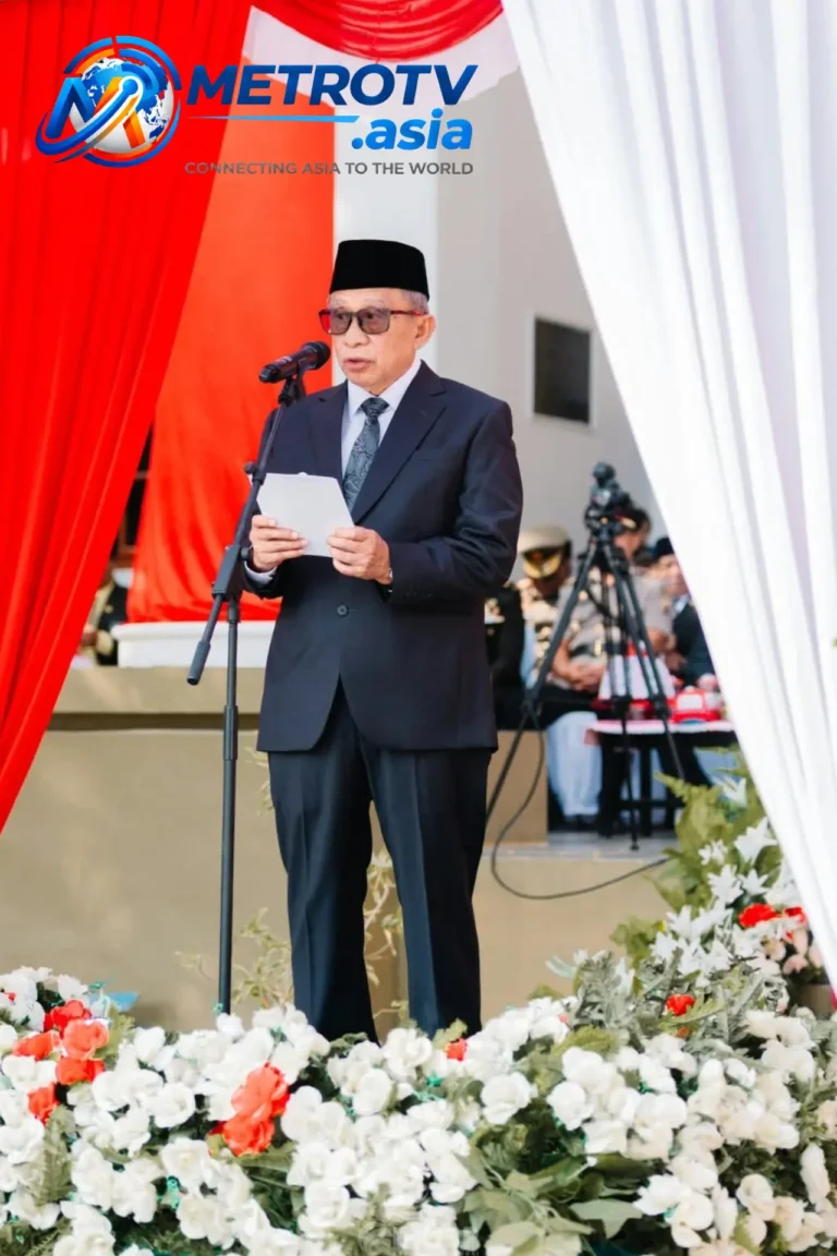 Wakil Bupati Morowali Utara H. Djira K. membacakan amanat Menteri Pemuda dan Olahraga dalam upacara peringatan Hari Sumpah Pemuda ke-98 di pelataran Kantor Bupati Morowali Utara, Rabu 28 Oktober 2026