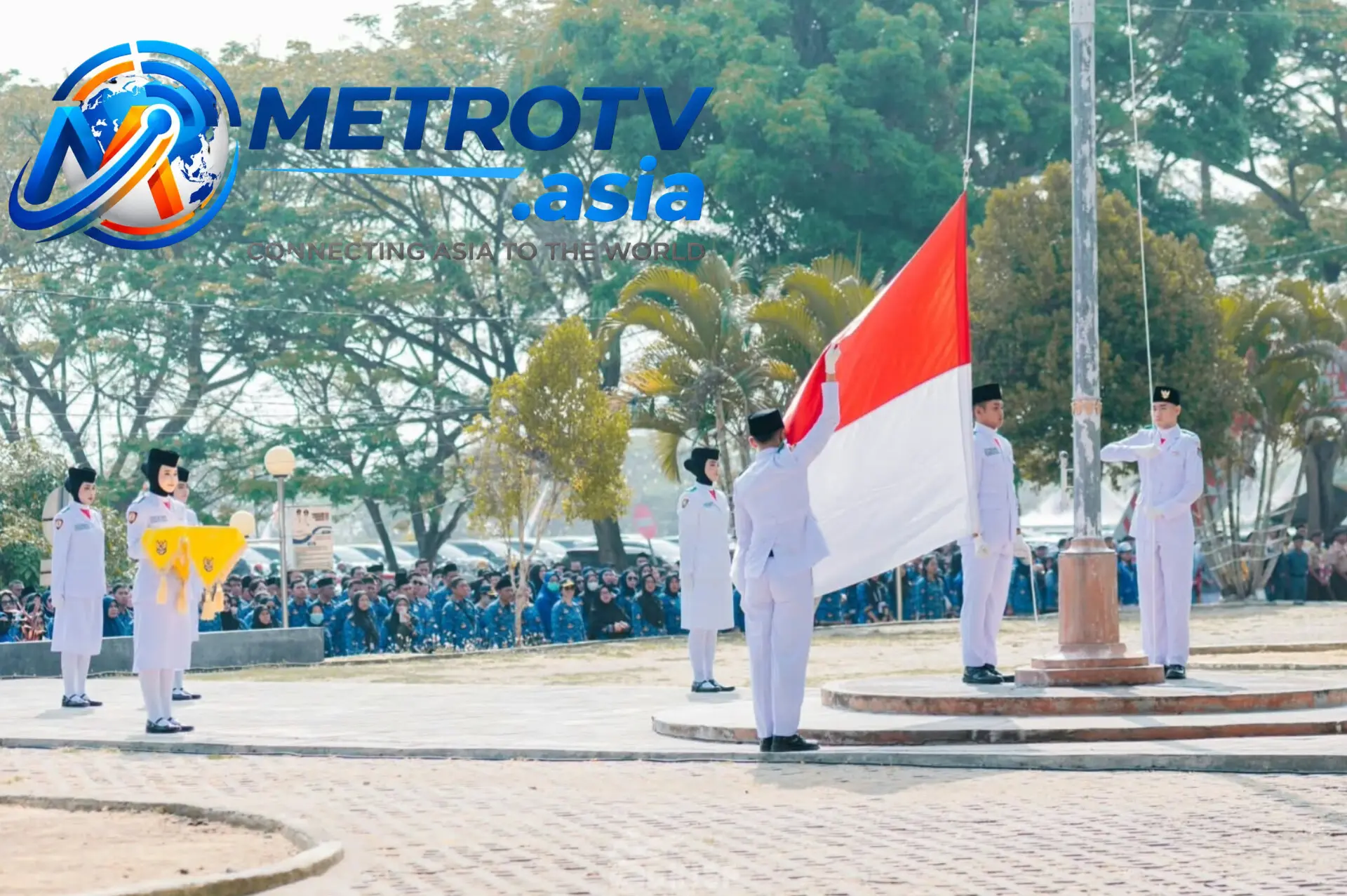 Prajurit pengibar bendera saat menaikkan Sang Merah Putih dalam upacara peringatan Hari Sumpah Pemuda ke-98 di pelataran Kantor Bupati Morowali Utara, Rabu 28 Oktober 2026