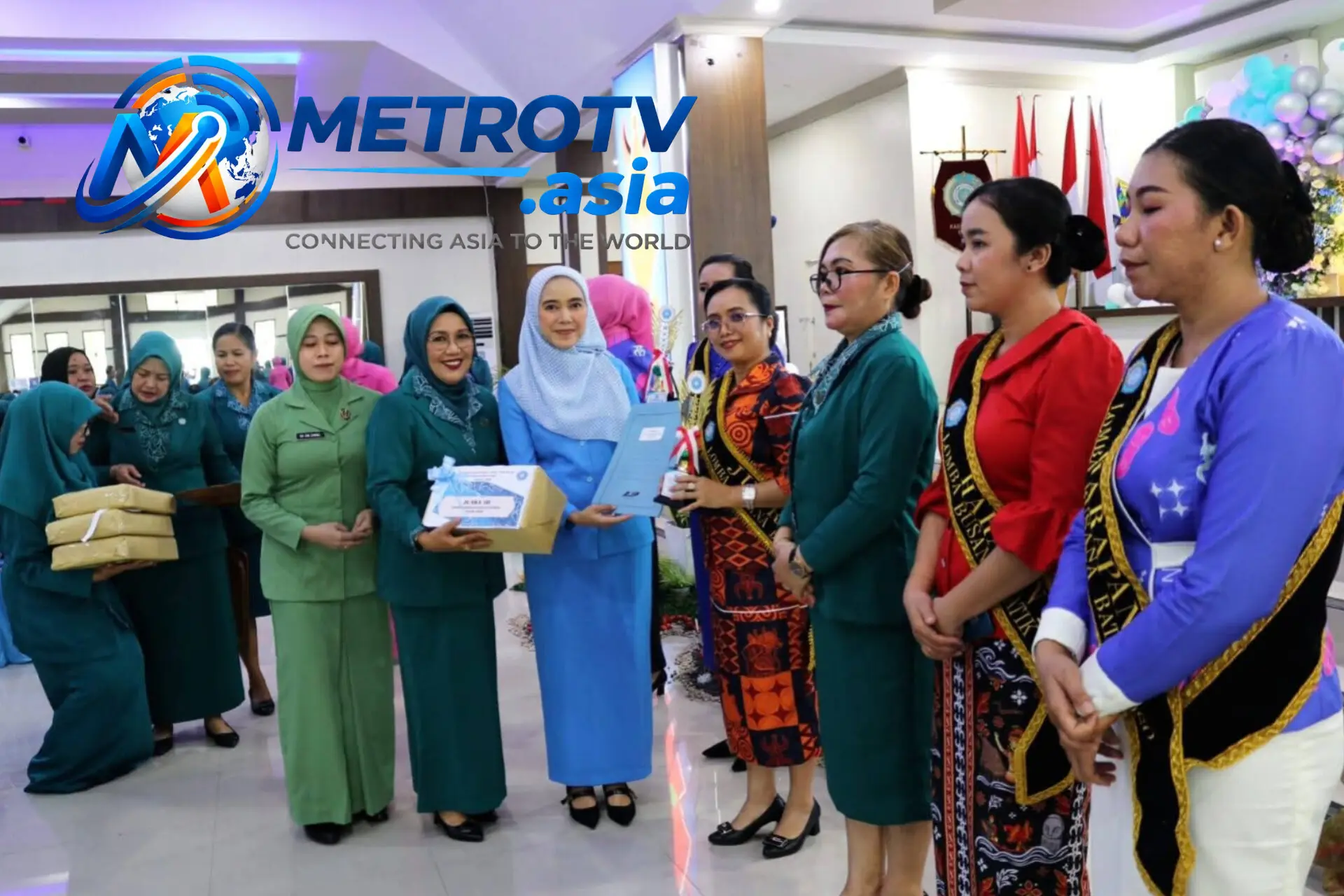 Perwakilan TP PKK menerima hadiah dan penghargaan secara simbolis dari panitia dalam rangka peringatan Hari Kesatuan Gerak PKK ke-54 di Kabupaten Poso, 28 Oktober 2026