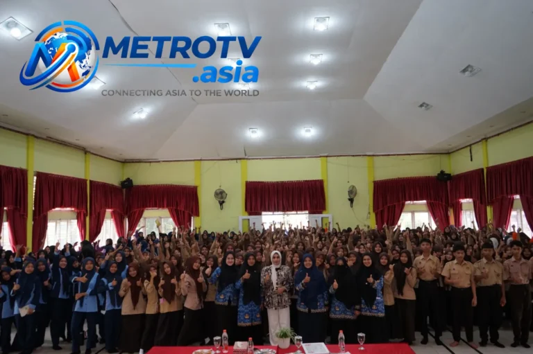 Ratusan siswa, guru, dan narasumber berfoto bersama di aula SMKN 3 Langsa setelah kegiatan bertema "THE REAL IMPACT: Mengubah Kreativitas Digital Menjadi Solusi Nyata", Rabu 28 Oktober 2026