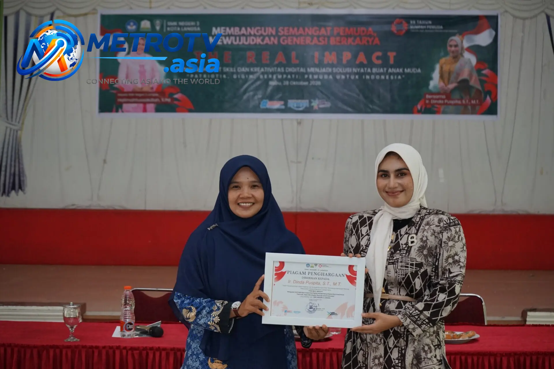 Wakil Kepala Sekolah Bidang Kesiswaan Pariati menyerahkan piagam penghargaan kepada narasumber Ir. Dinda Puspita, S.T., M.T. di Aula SMKN 3 Langsa, Rabu 28 Oktober 2026