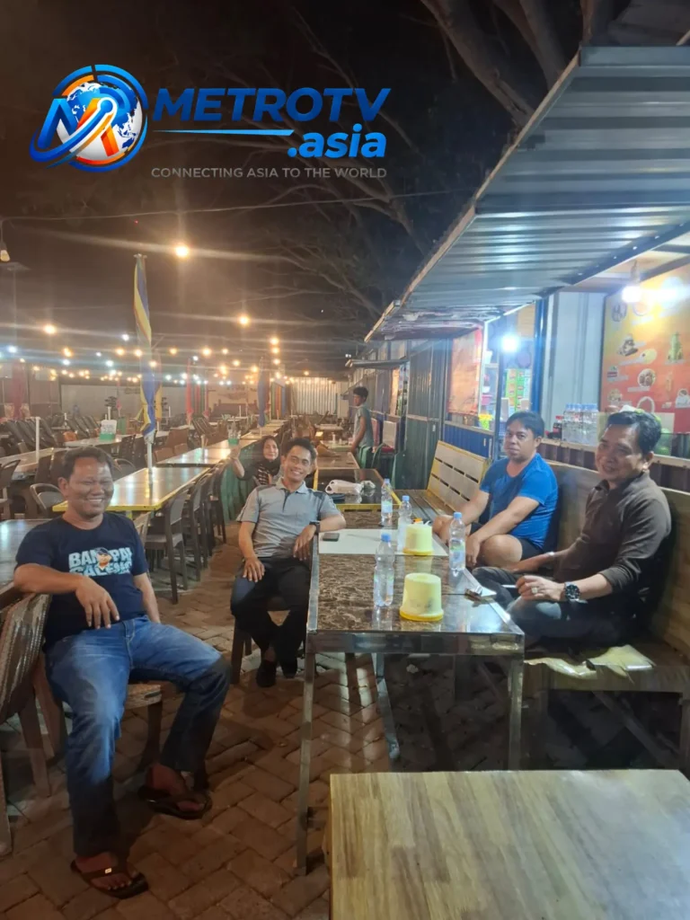 Suasana Kampoeng Jajanan Tosagena di malam hari sebelum pembangunan atap permanen, Kecamatan Belawa, Kabupaten Wajo, Sulawesi Selatan