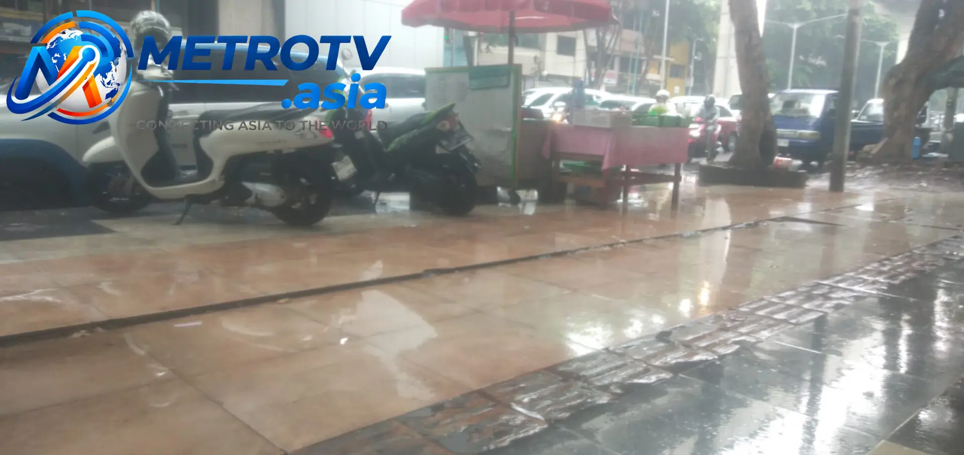 Jalanan Kota Palembang terlihat basah dan mengkilap setelah diguyur hujan, Kamis 29 Oktober 2026. Hujan tiga hari berturut-turut diharapkan membantu mengurangi kabut asap karhutla di wilayah Sumatera Selatan.