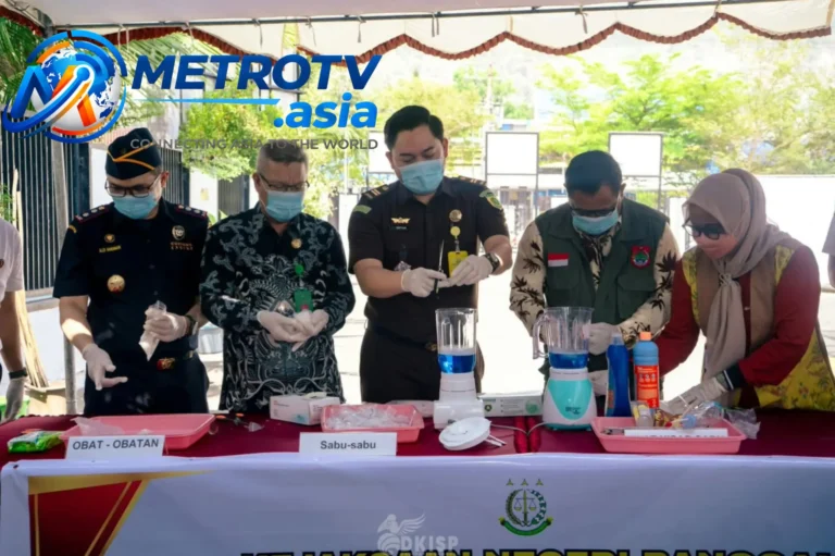 Pejabat Kejaksaan Negeri Banggai bersama perwakilan pemerintah daerah melakukan proses pemusnahan barang bukti narkotika sabu-sabu seberat 405,26 gram di halaman Kantor Kejari Banggai, Kamis 29 Oktober 2026