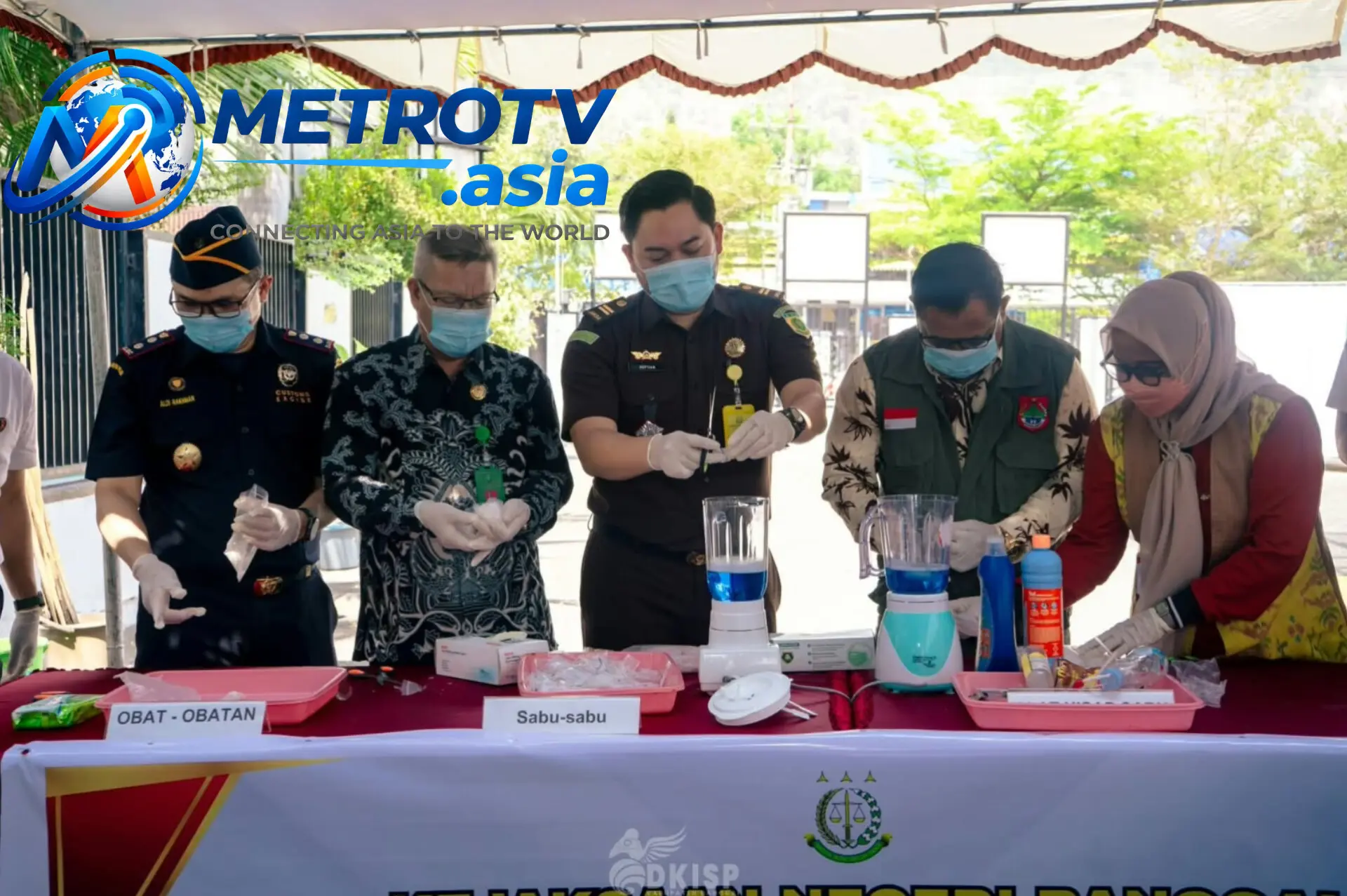 Pejabat Kejaksaan Negeri Banggai bersama perwakilan pemerintah daerah melakukan proses pemusnahan barang bukti narkotika sabu-sabu seberat 405,26 gram di halaman Kantor Kejari Banggai, Kamis 29 Oktober 2026